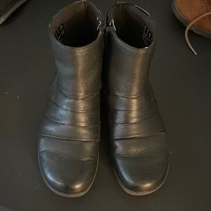 Clarks boots. Size 6.